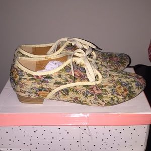 Floral tan Laced Up oxfords